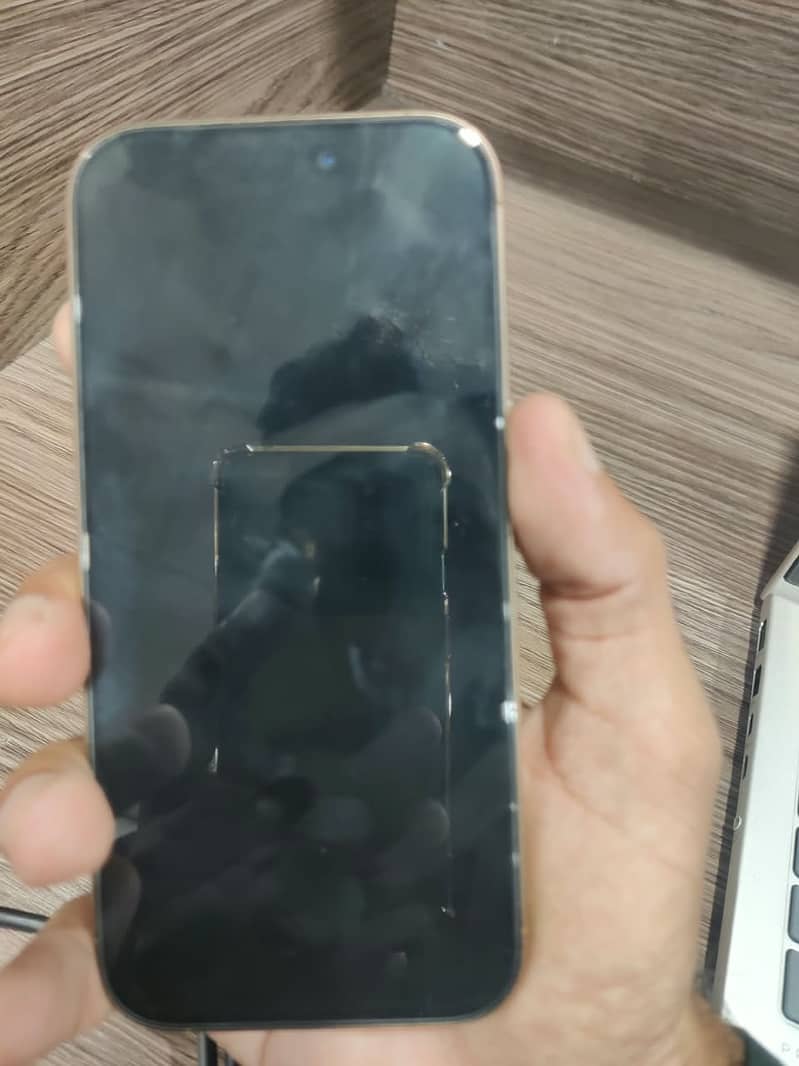 Apple iPhone 16 Pro 1