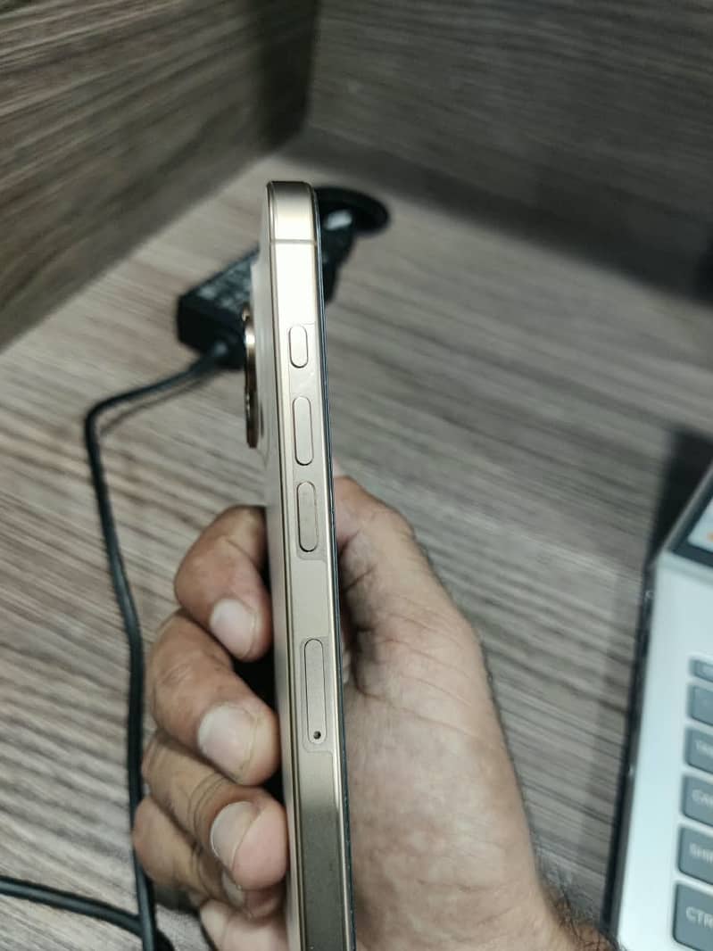 Apple iPhone 16 Pro 3