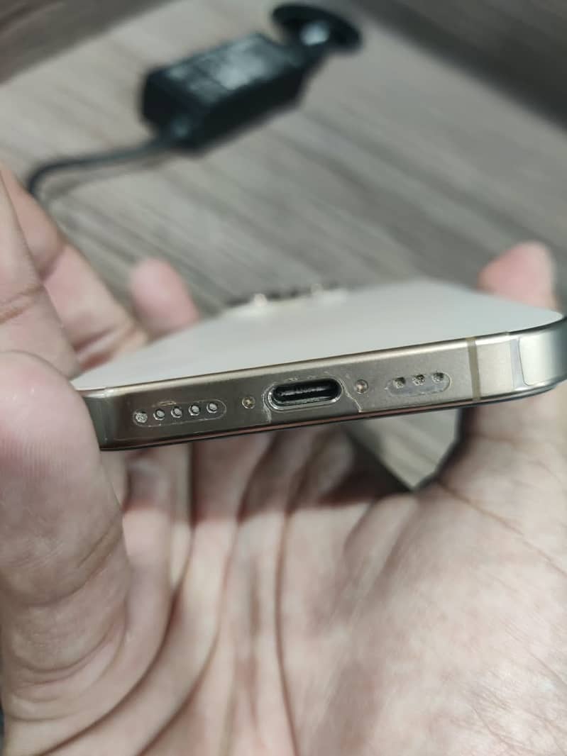 Apple iPhone 16 Pro 4