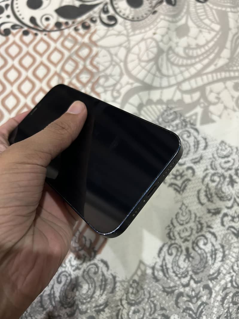 Apple iPhone 12 4
