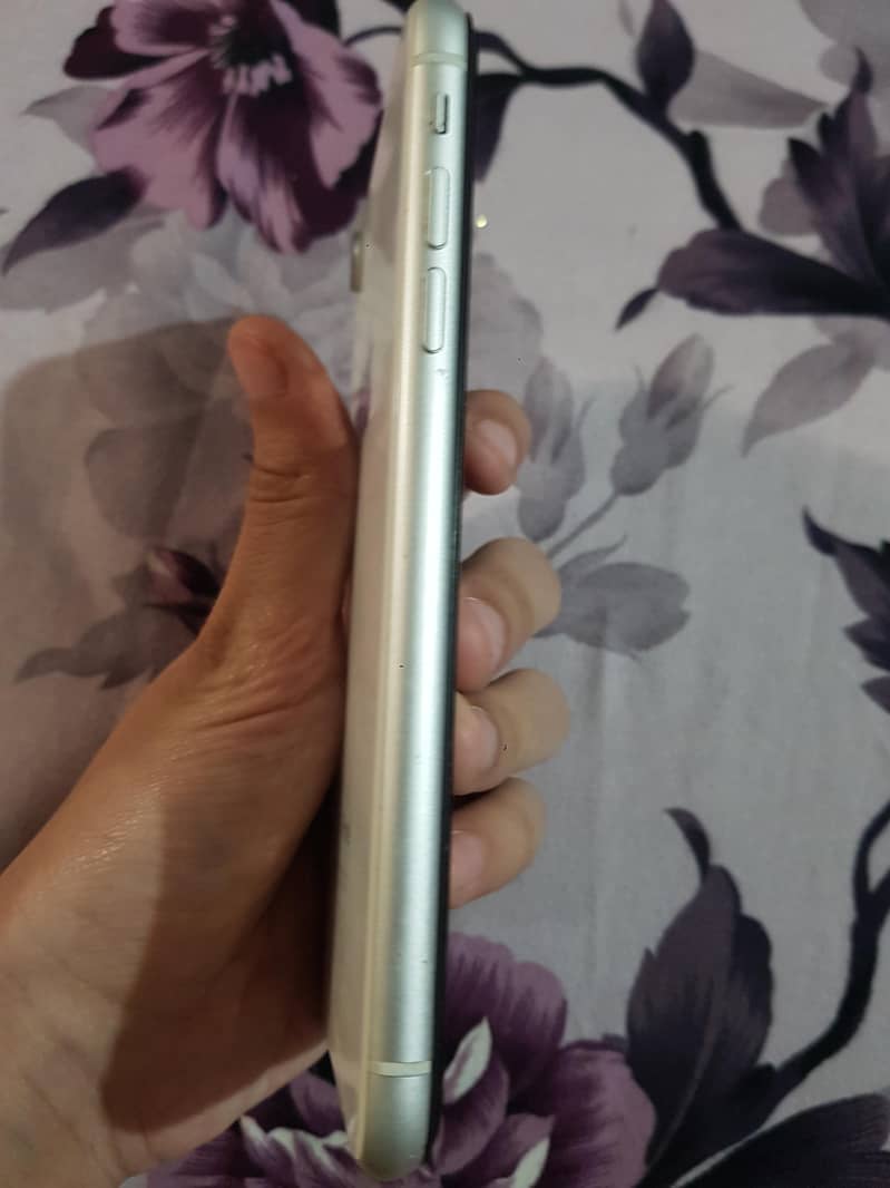 Apple iPhone XR 4