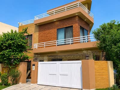 BEAUTIFUL 10 MARLA CORNER HOUSE FOR SALE IN CENTRAL PARK HOUSING SCHEME