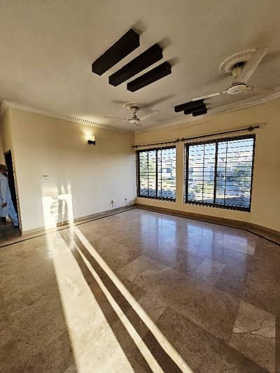 1 Kanal Separate Gate Upper Portion With Servant Quarter Gas Electric Sep Boring Parking G-14/4