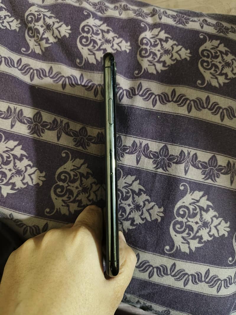 Apple iPhone 11 Pro Max 4