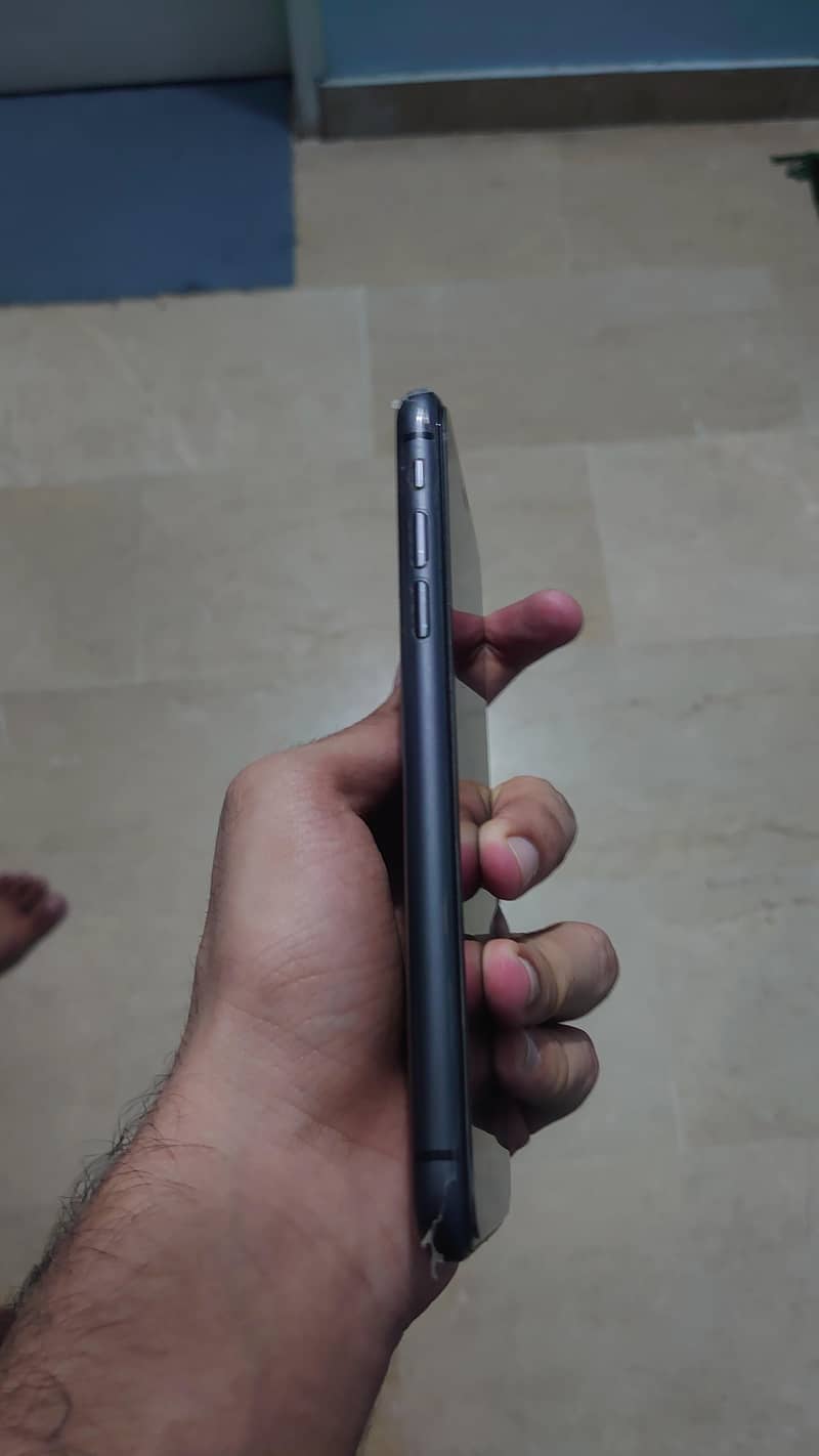 Apple iPhone 11 4