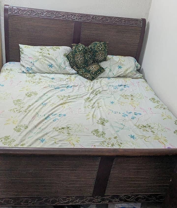 King size bed 0