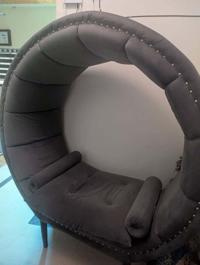 round sofa 1
