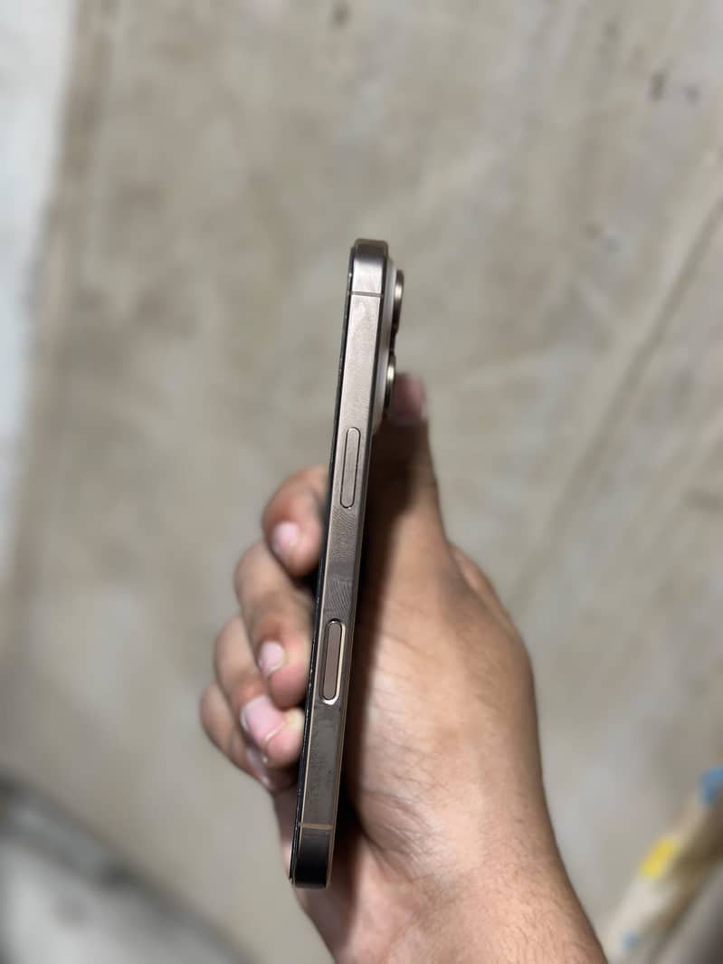 Apple iPhone 16 Pro 3