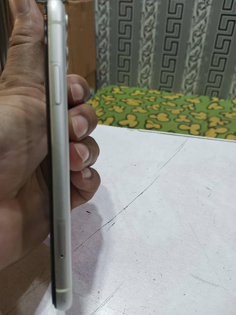 Apple iPhone 11 3