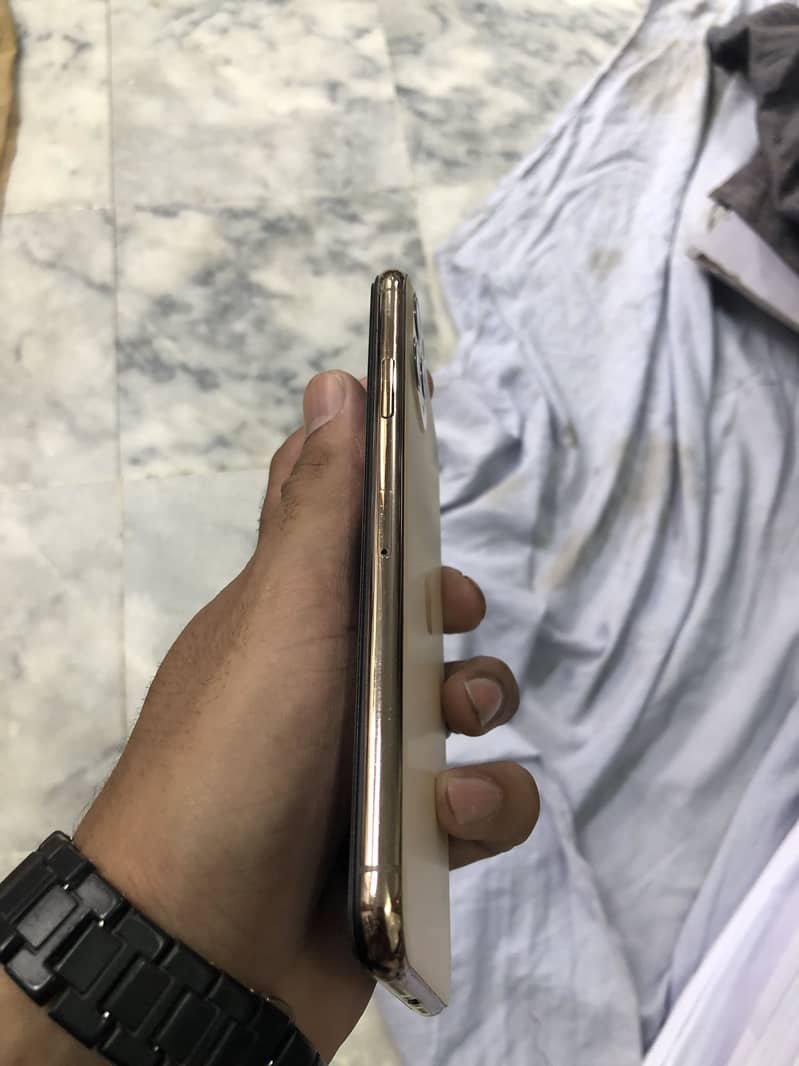 Apple iPhone 11 Pro Max 4
