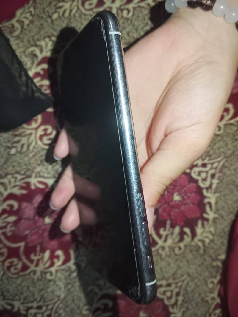 Apple iPhone 11 Pro 4
