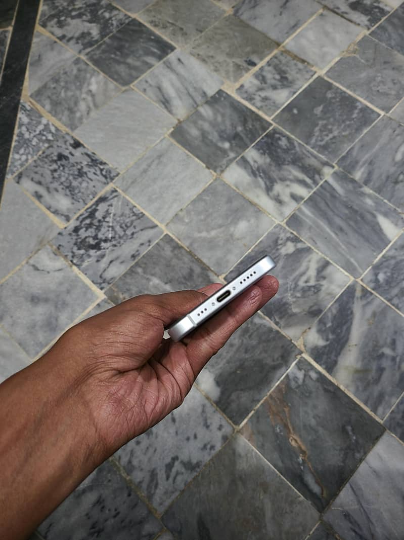 iPhone 15 2
