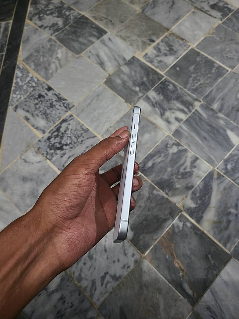 iPhone 15 3