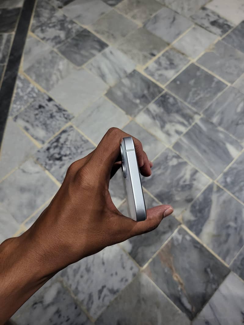 iPhone 15 4