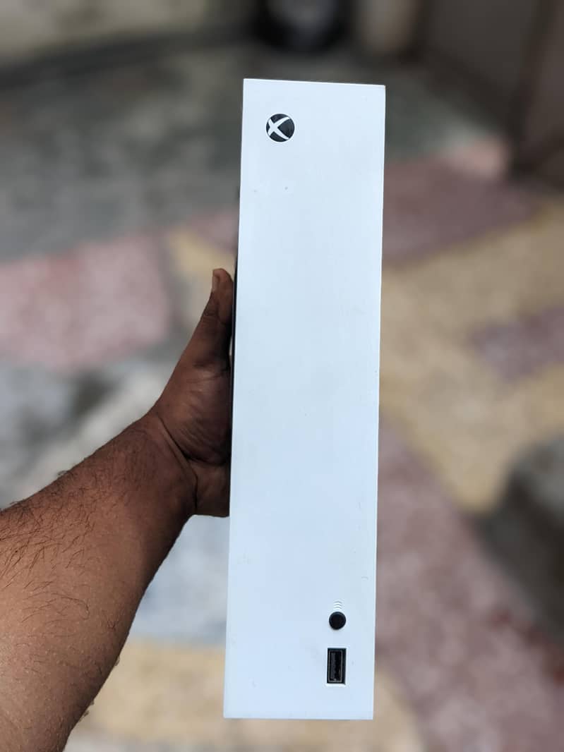 Xbox series s with wireless controller 1