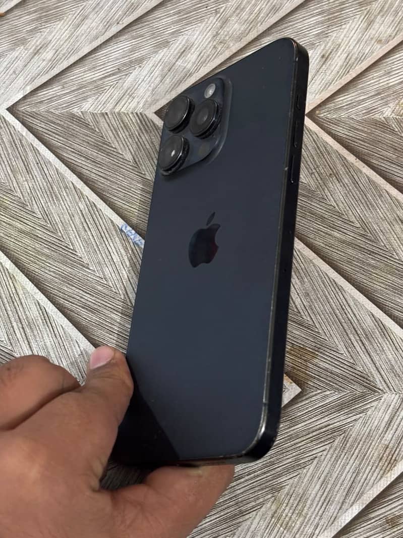 Apple iPhone 15 Pro Max 4