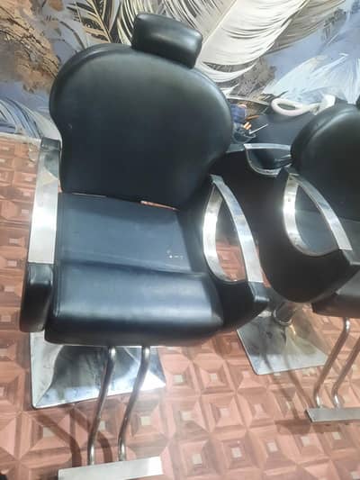 saloon used hydronic chairs 6 month used
