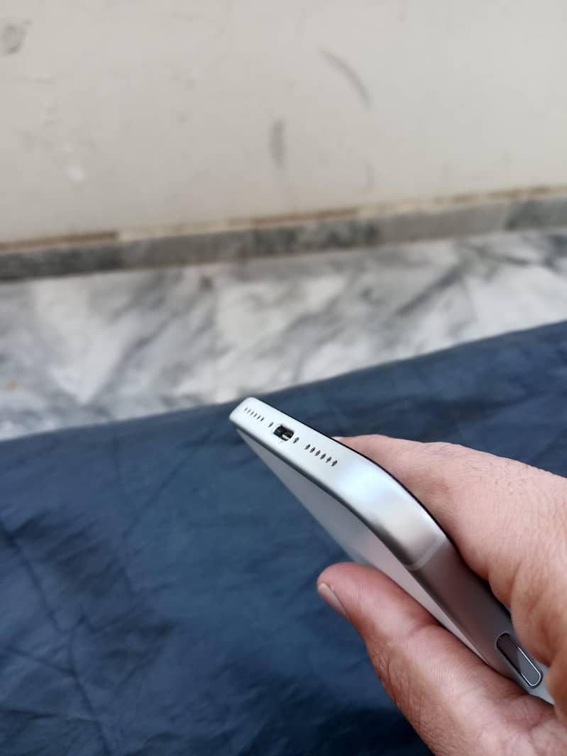 Apple iPhone 17 Pro Max 4