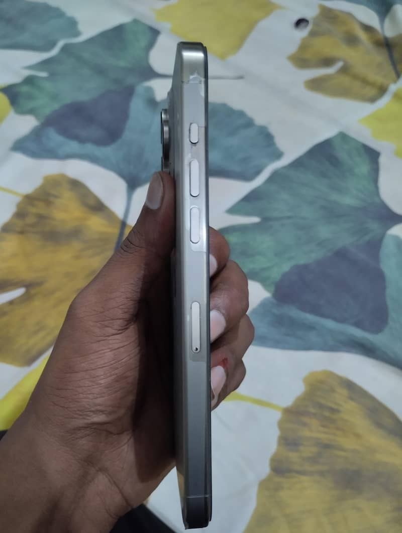 Apple iPhone 15 Pro Max 6
