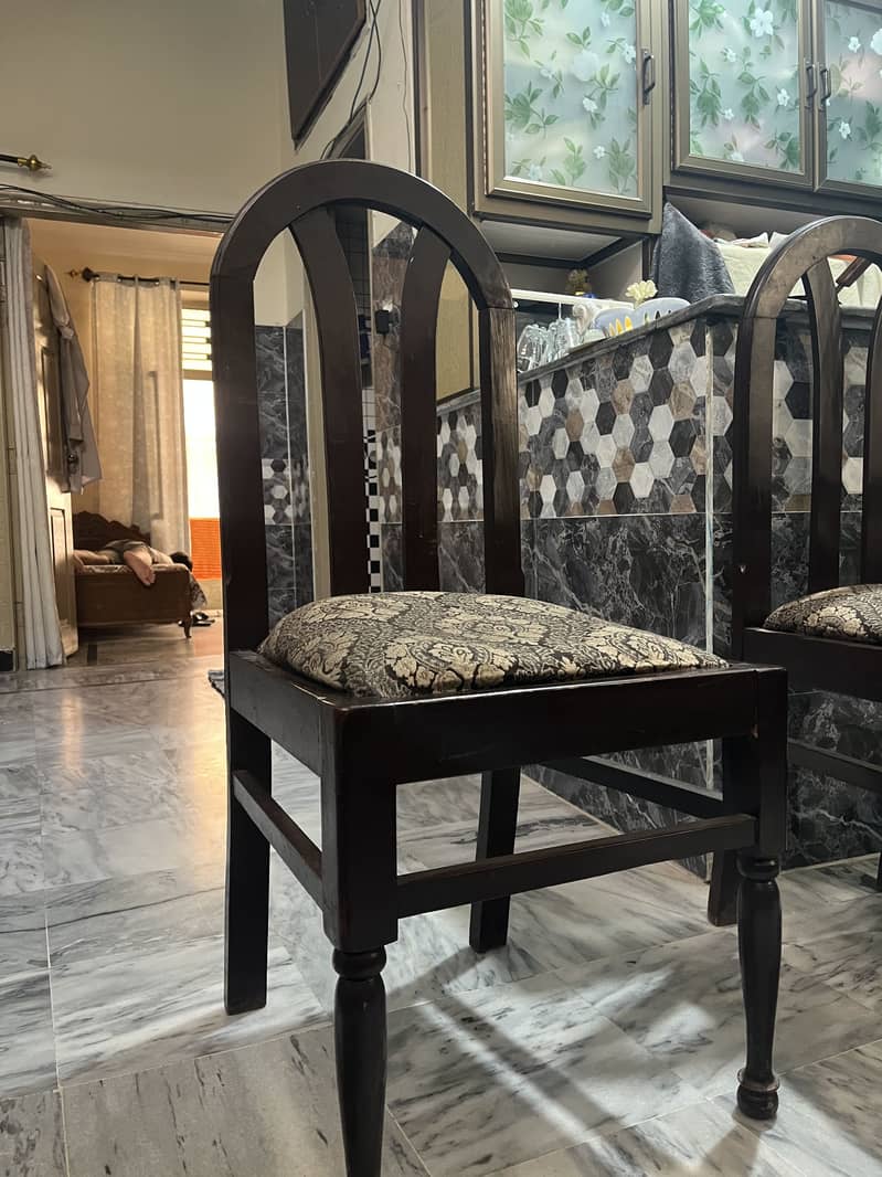 DINING TABLE WITH 6 CHAIRS 10