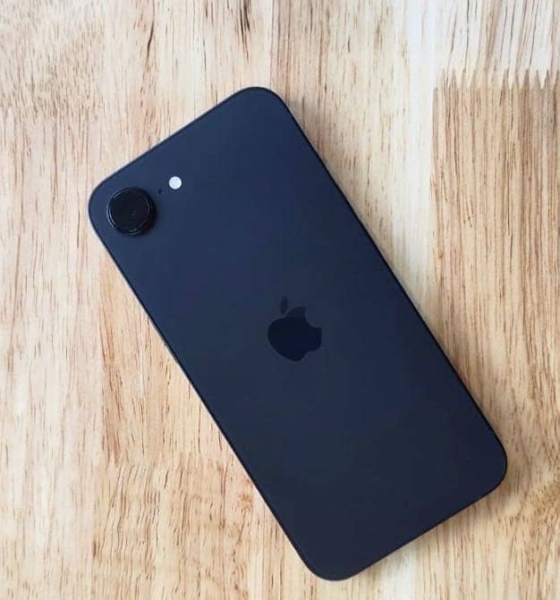 Apple iPhone 16e 0