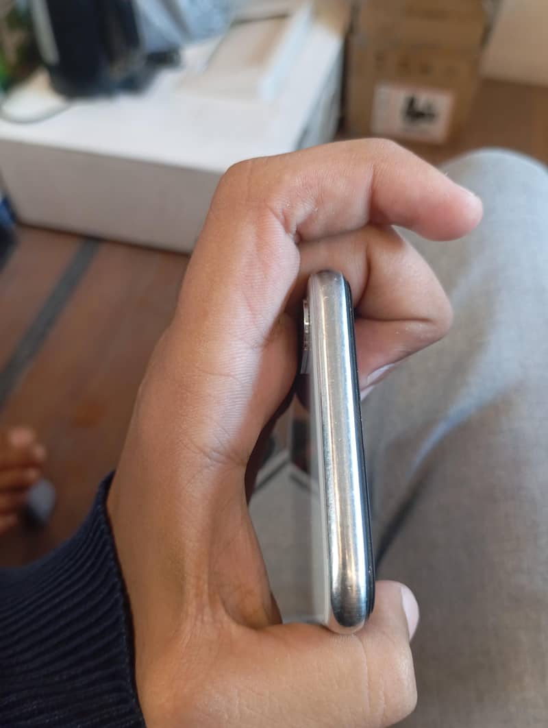 Apple iPhone X 4