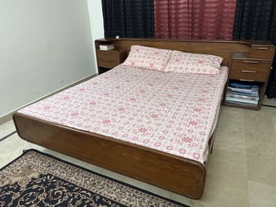 Queen Size bed of Solid wood frame with Master Moltifoam Matress