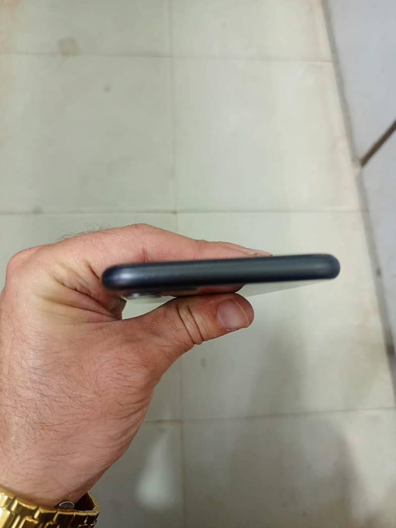 Apple iPhone 11 4