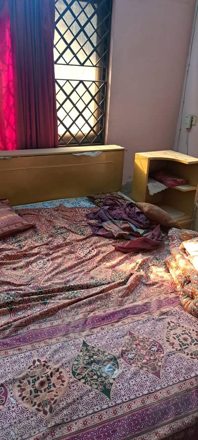 wooden queen size bed