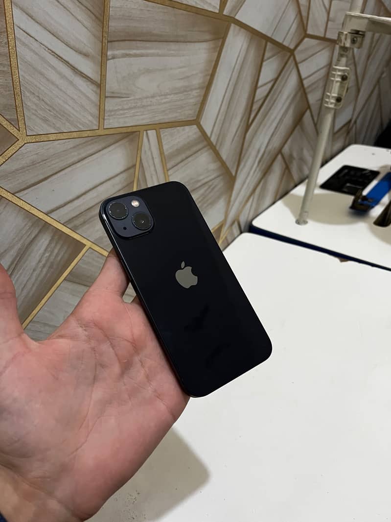 Apple iPhone 13 4