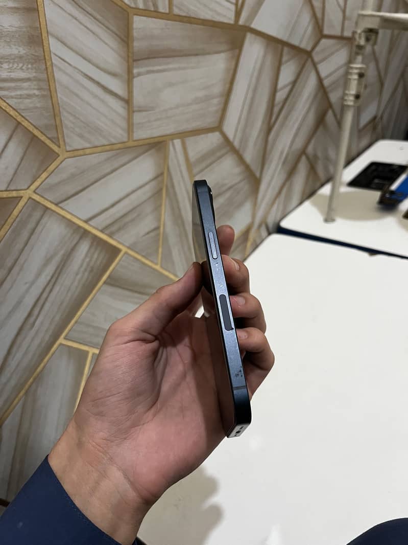 Apple iPhone 13 5