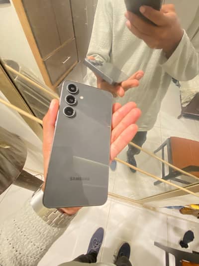 Samsung Mobile S24 fE