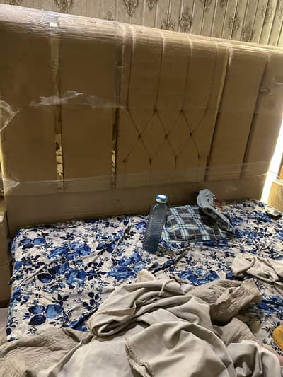 king size bed with 2 side table like new 03048003033