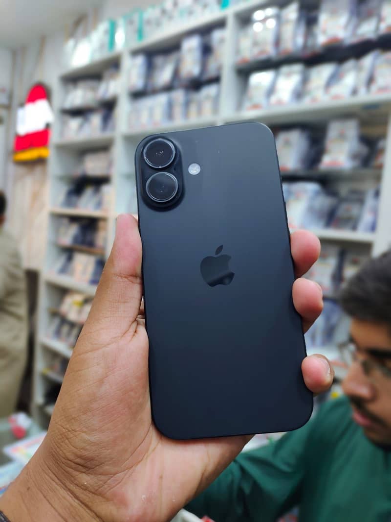 Apple iPhone 16 2