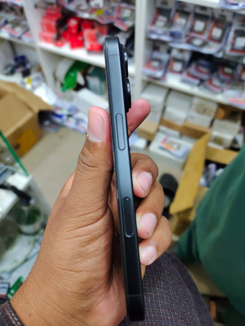 Apple iPhone 16 3