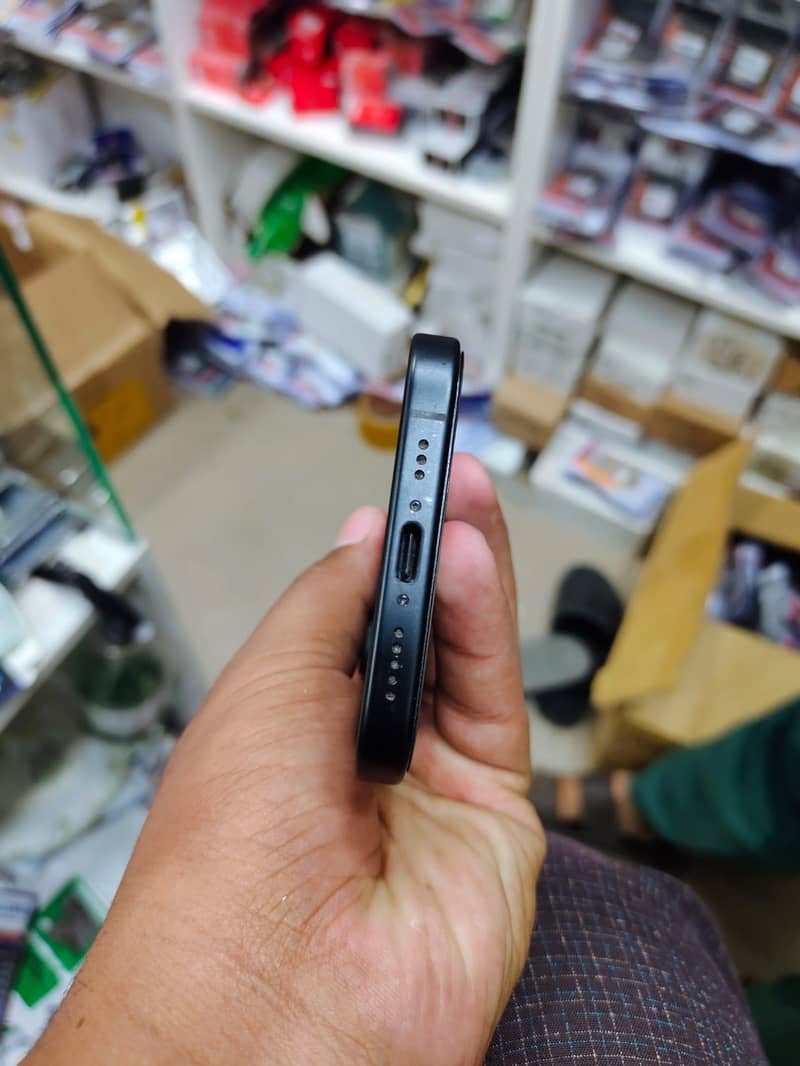 Apple iPhone 16 4