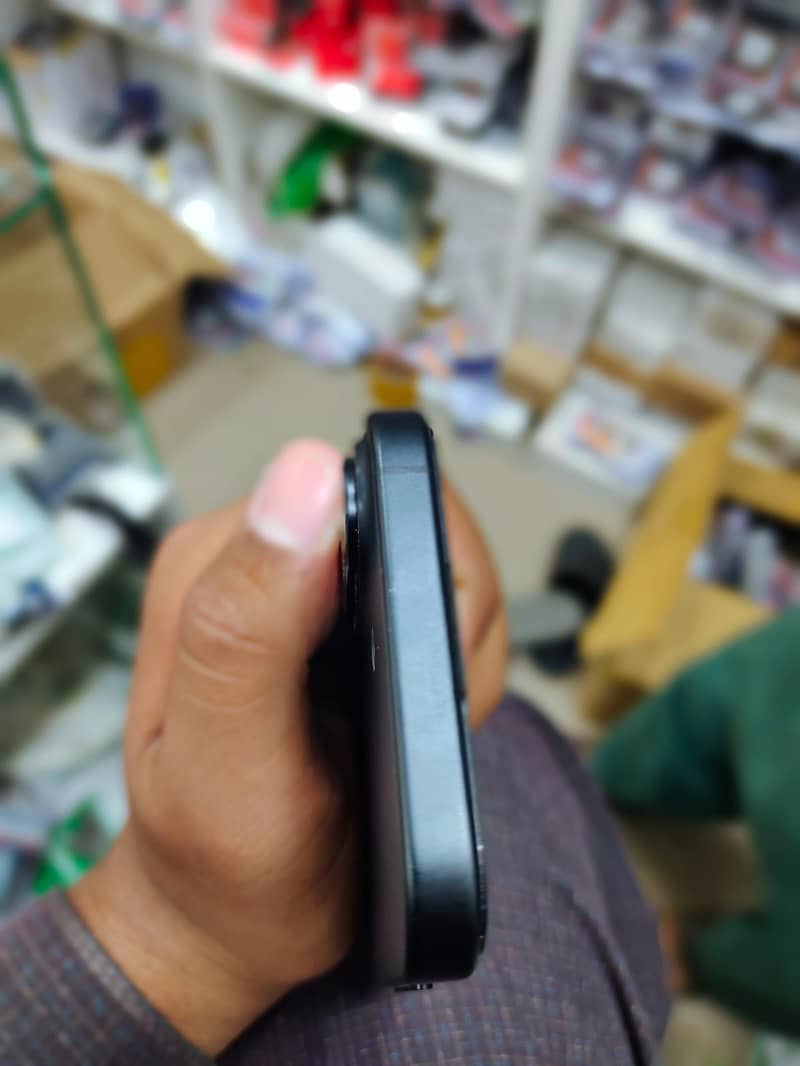 Apple iPhone 16 5