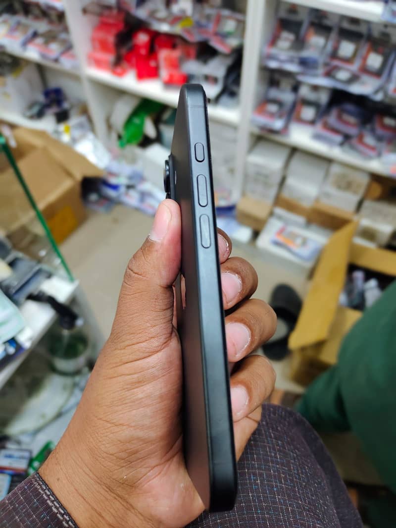 Apple iPhone 16 6