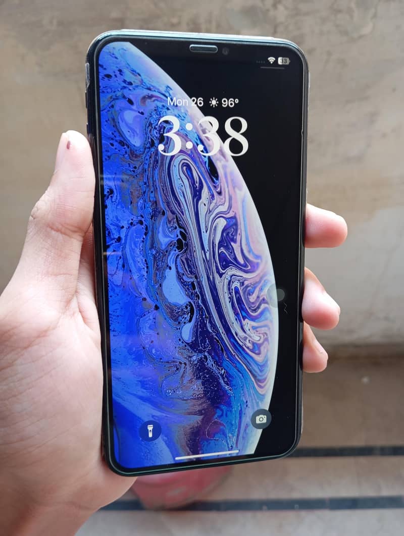Apple iPhone XS Max 4