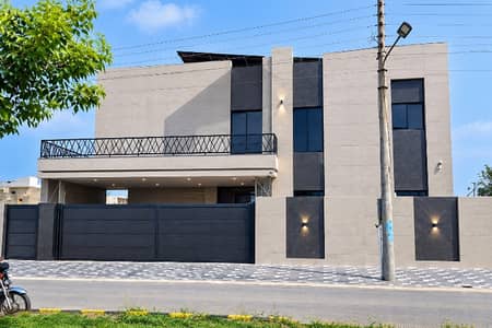 Commercial Building for Sale on 150 Feet Wide Road 12 Rooms & 14 Washrooms