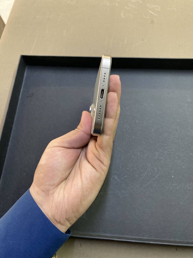 Apple iPhone 15 Pro Max 2