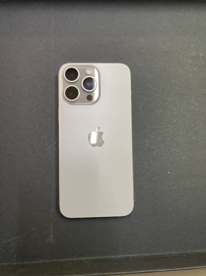 Apple iPhone 15 Pro Max 4