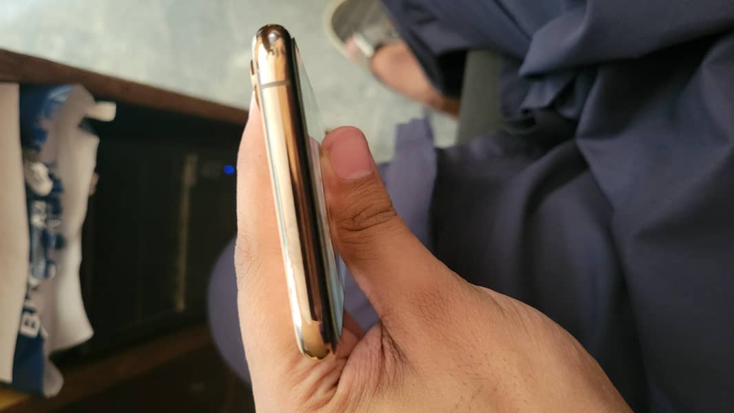 Apple iPhone XS 4