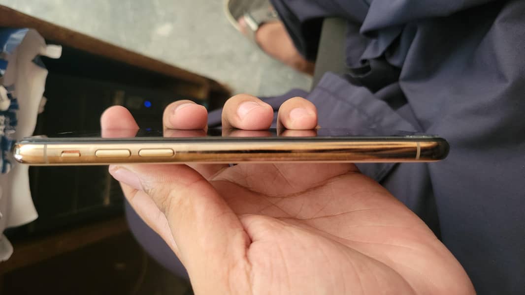Apple iPhone XS 5