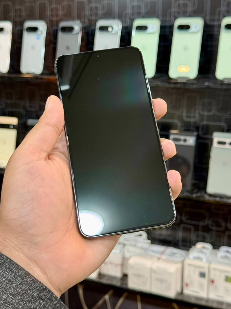 Samsung Mobile S22 Plus 4