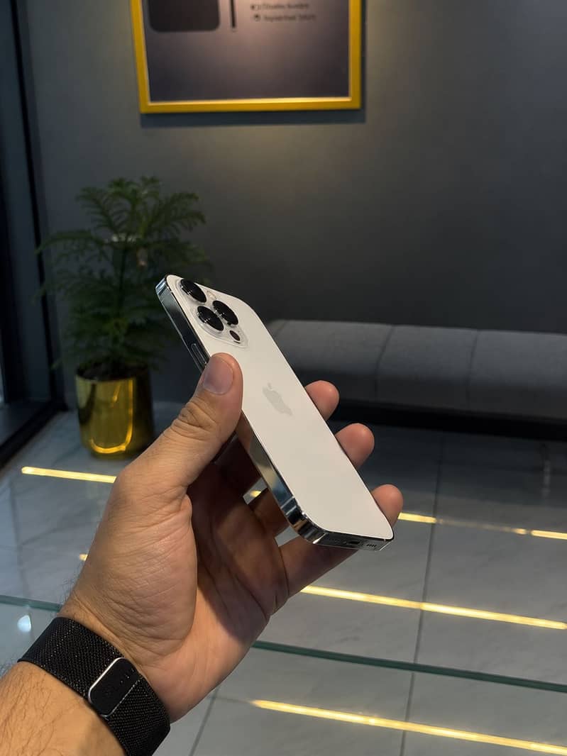 Apple iPhone 14 Pro 2