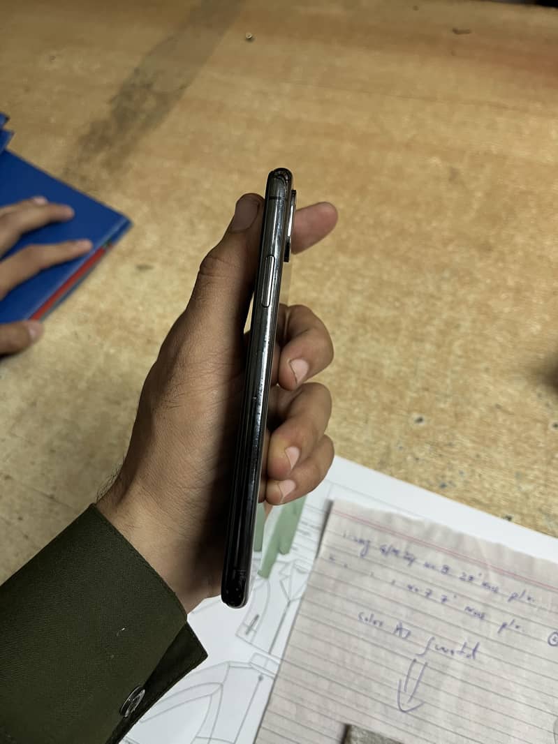 Apple iPhone XS 1