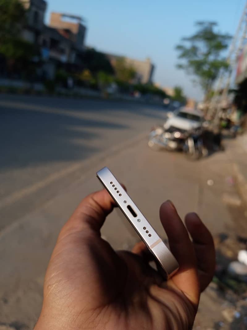 Apple iPhone 13 5