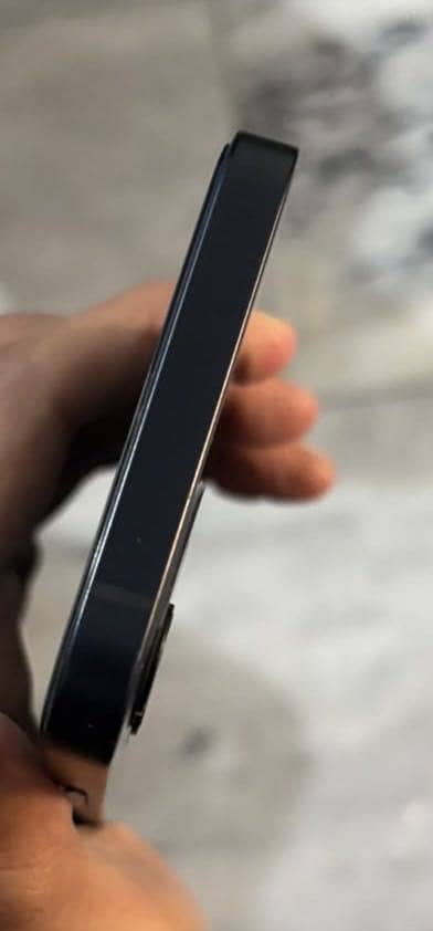 Apple iPhone 12 4