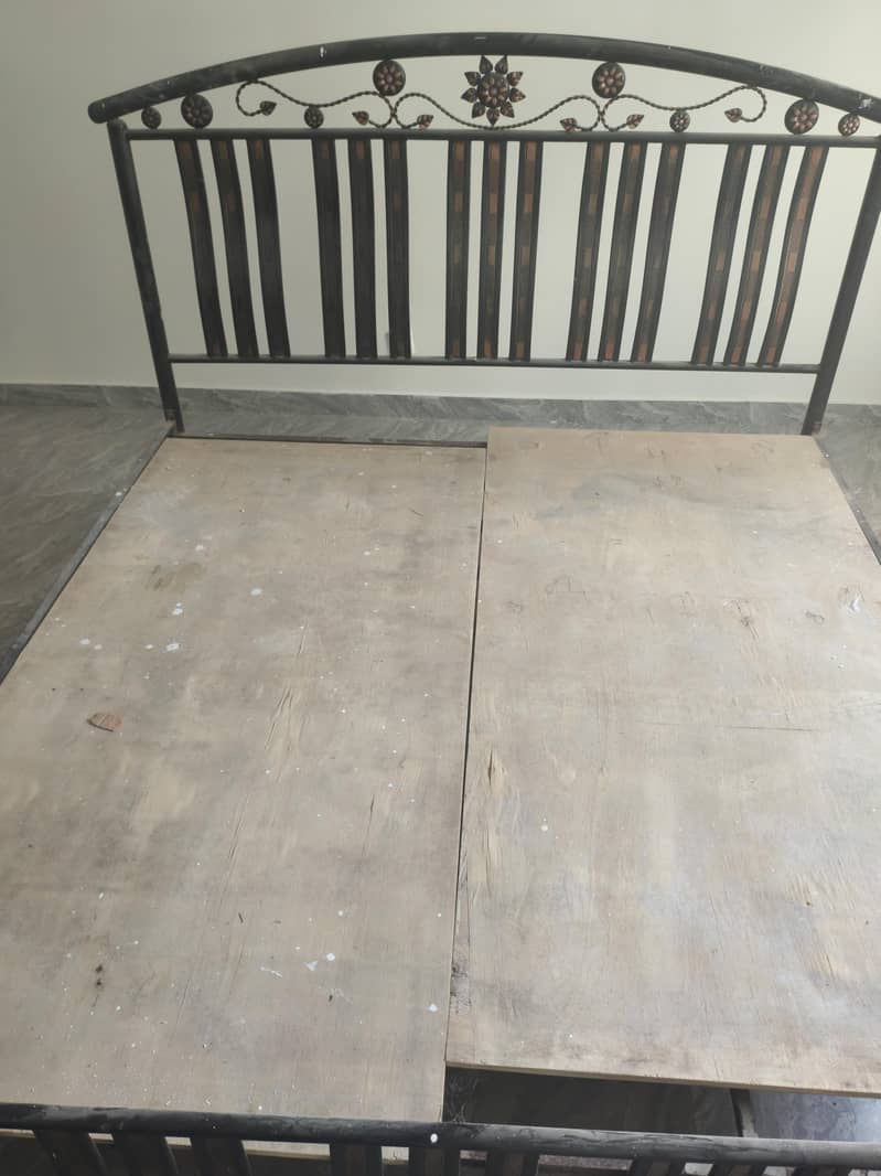 used iron double bed with sheets 0